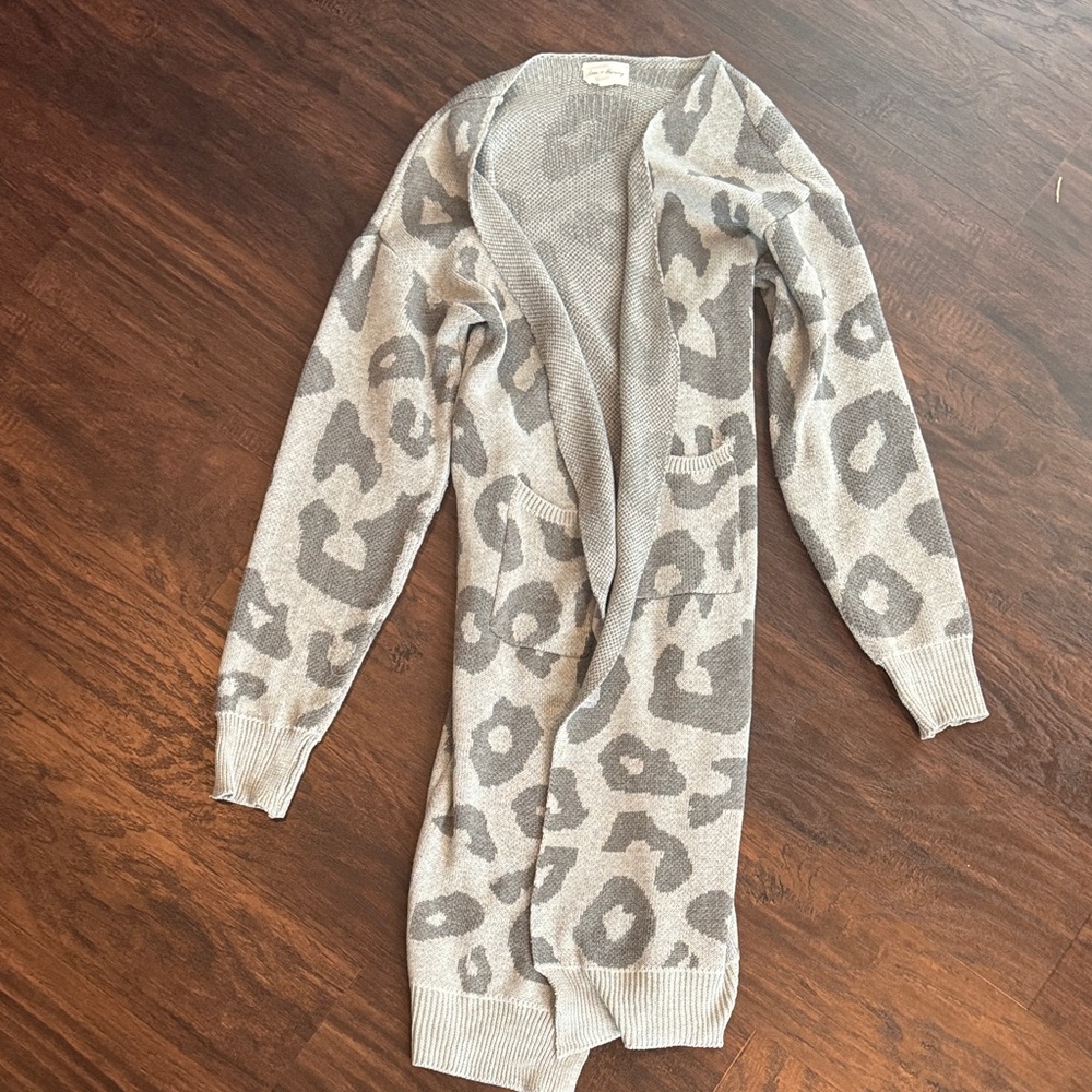 Elegant Gray Leopard Women's Cardigan